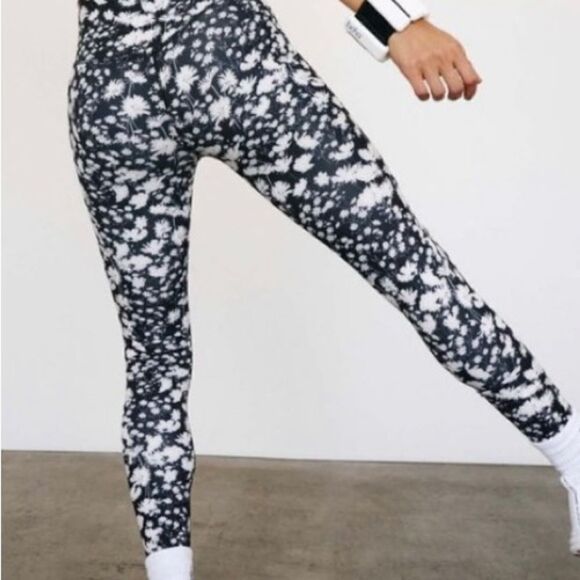 NWT Ā FreeāPeople Printed Lose Control Wrap Leggings / Floral size XSā
NWT - Picture 2 of 9